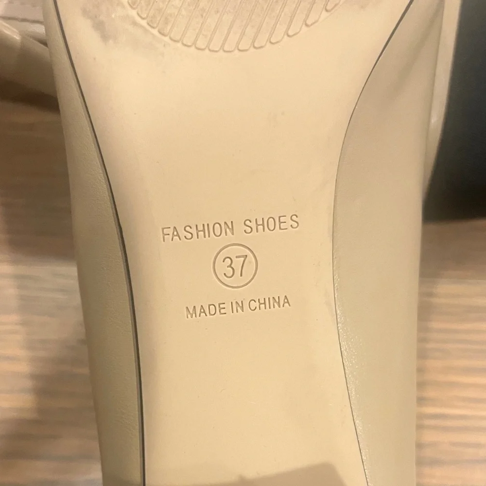 Looks like CHANEL Beige and Black Flats - Picture 5 of 5